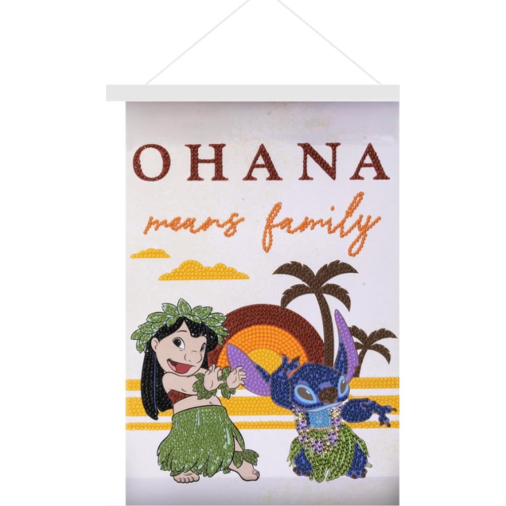 Lilo e Stitch con testo "Ohana means family" davanti a palme e arcobaleno.