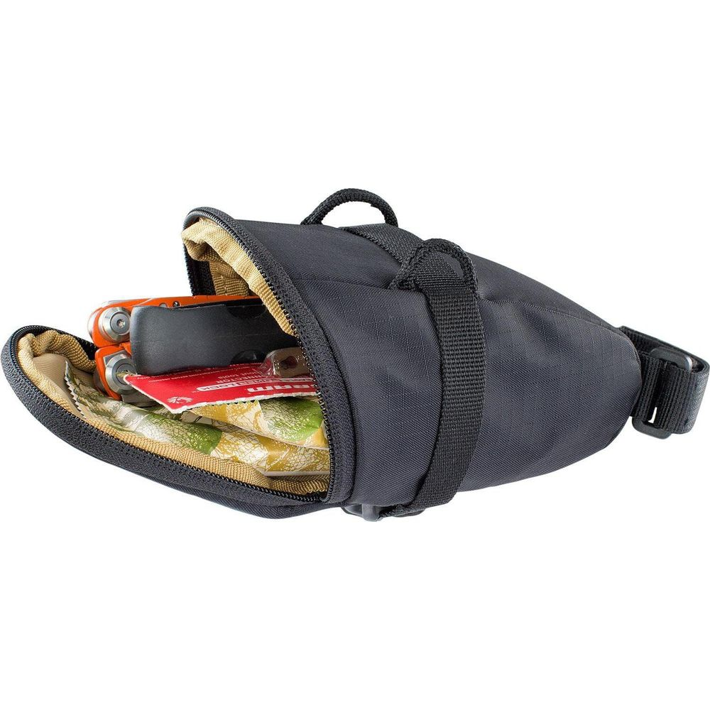 Schwarze Tasche mit offenem Reißverschluss, die Werkzeuge und Riegel enthält.