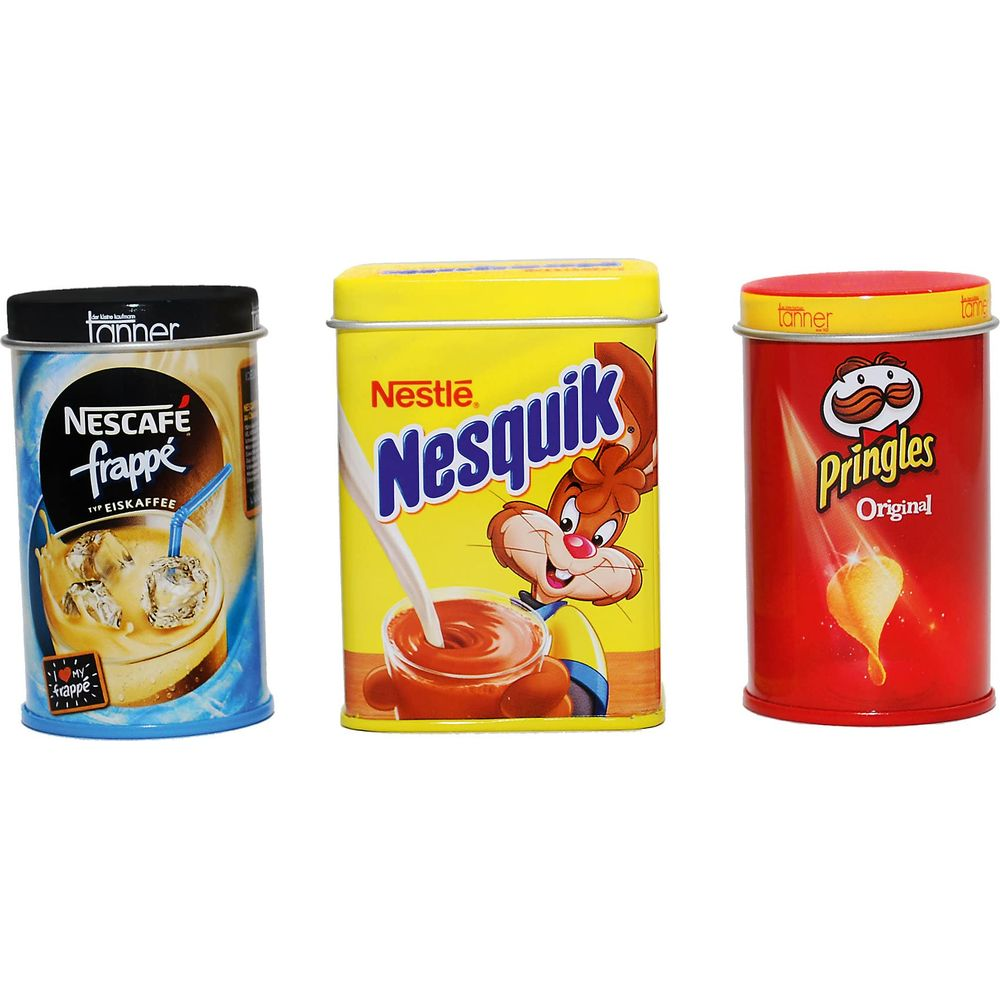 Tre lattine: Nescafé Frappé, Nesquik e Pringles.