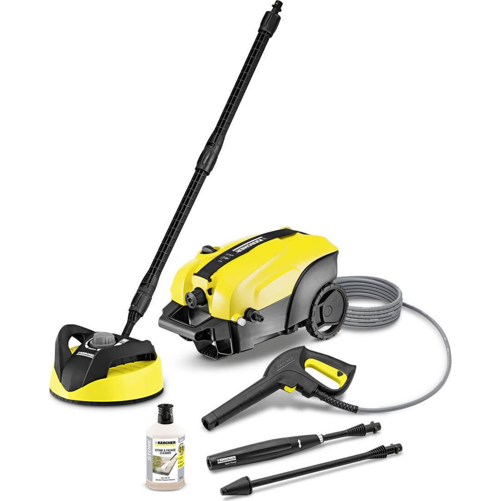 Idropulitrice gialla con accessori: pistola, lancia, spazzola, tubo e flacone di detergente.