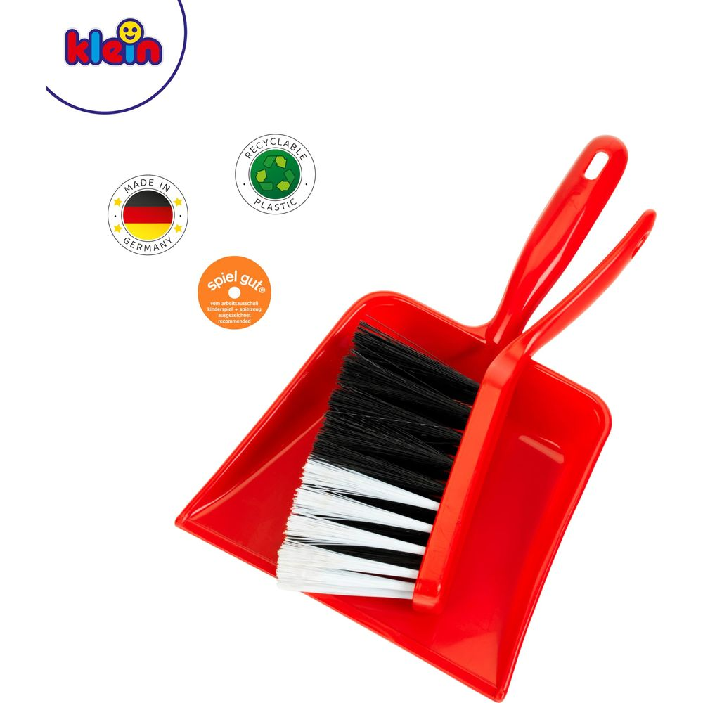 Un set rosso di scopa e paletta giocattolo, made in Germany. Con logo riciclo.