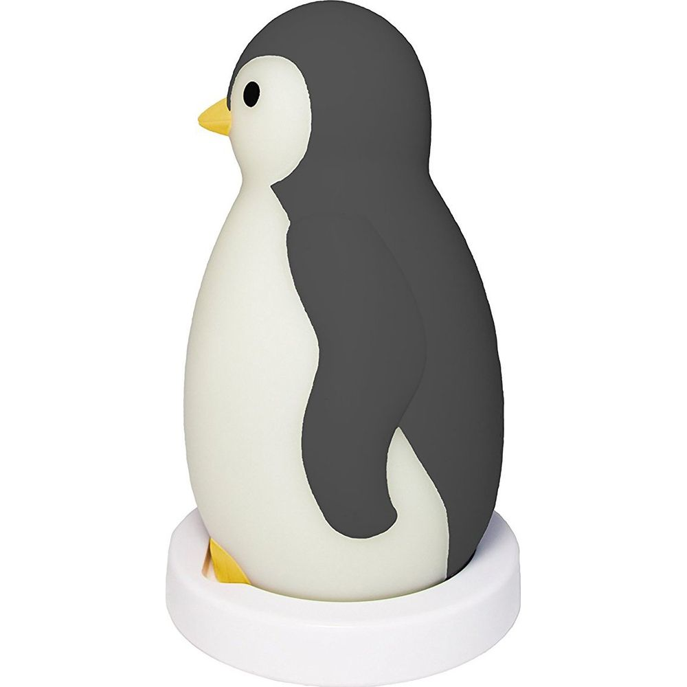 Una statuetta di pinguino grigio e bianco su base bianca.