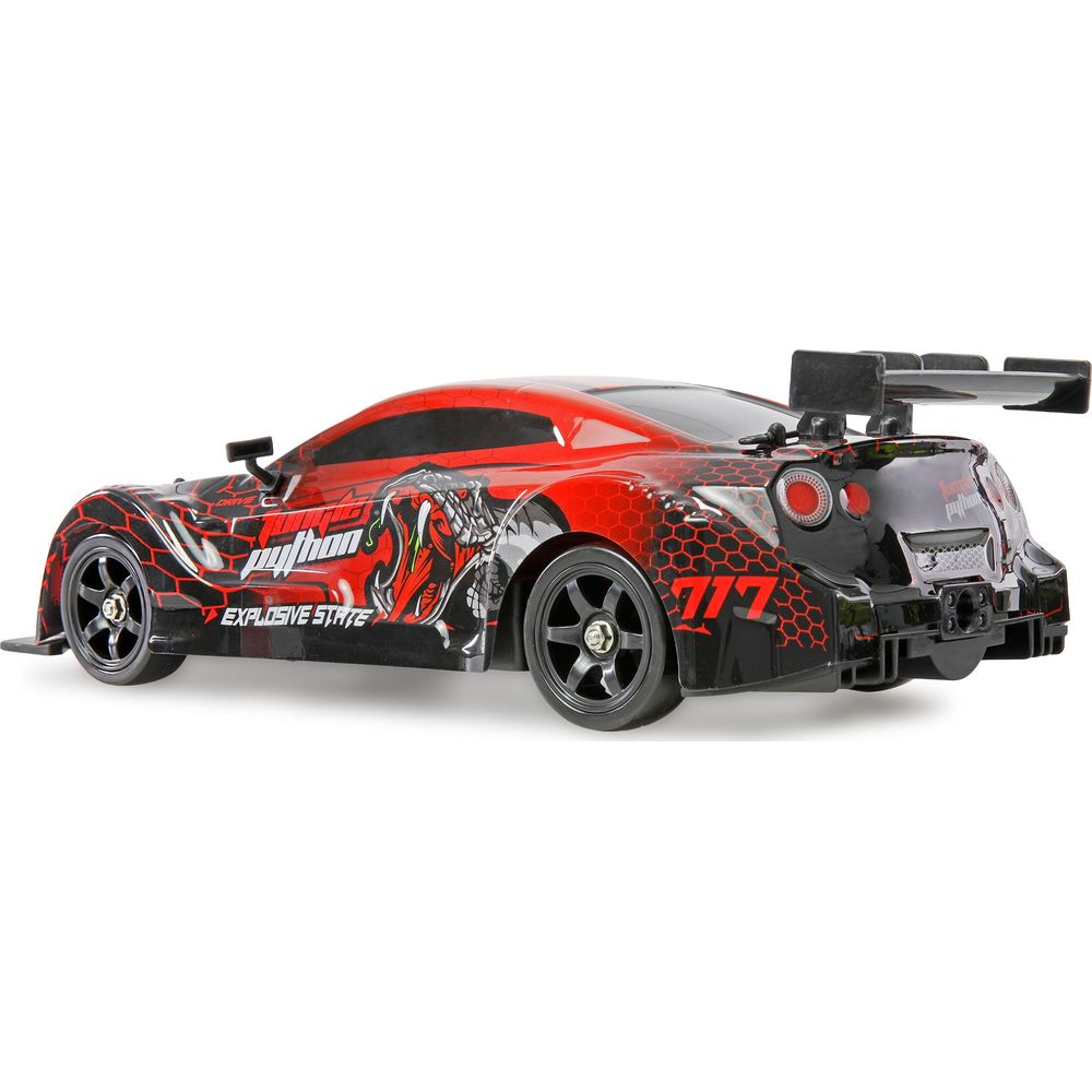Un coche de carreras RC rojo y negro con gráficos de pitón y 777, con alerón.