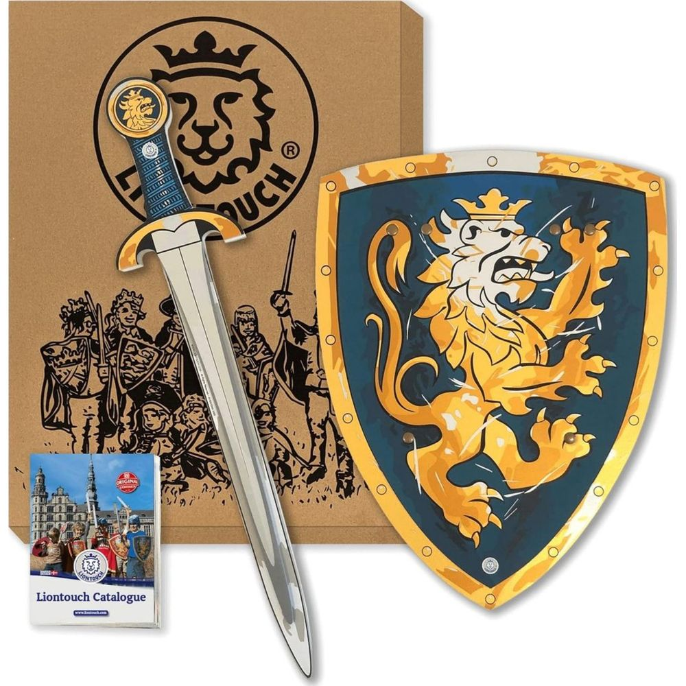 Una spada e uno scudo giocattolo con motivo di leone davanti a una confezione di cartone con logo di leone.