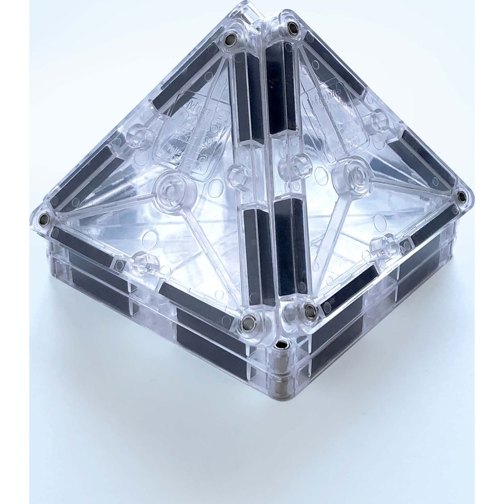 Pyramide transparente en blocs magnétiques avec bandes noires.