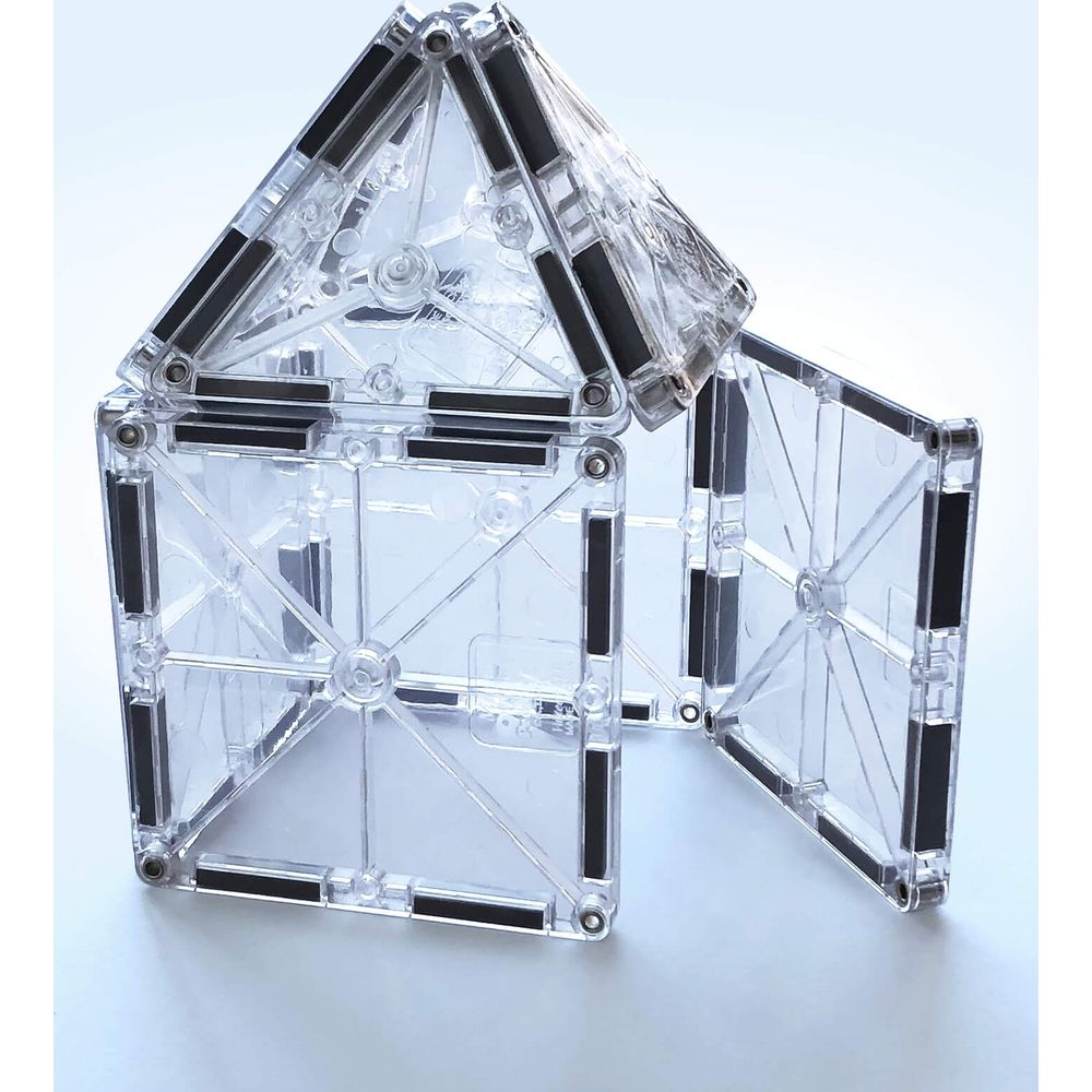 Des tuiles magnétiques transparentes forment une maison avec une porte ouverte.