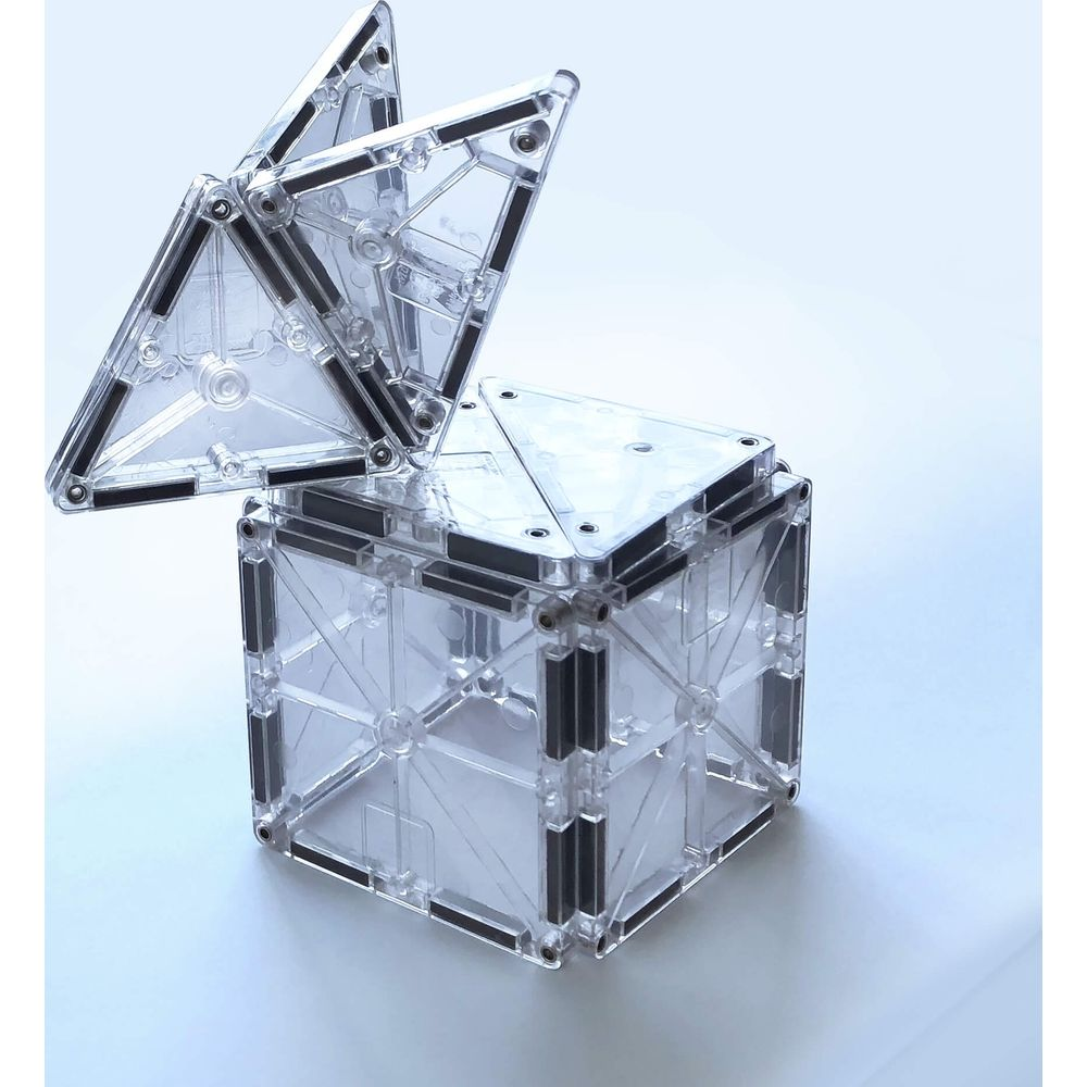Blocs de construction magnétiques transparents forment un cube avec deux triangles dessus.