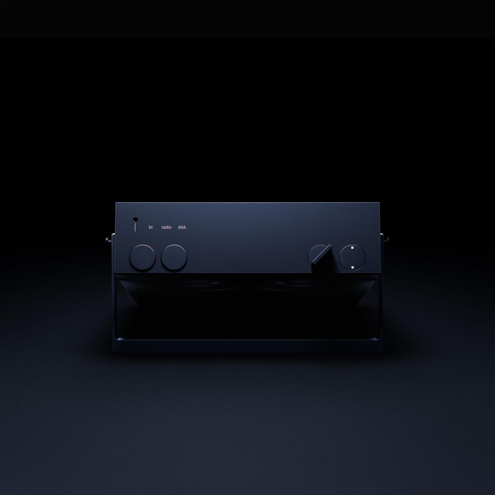 Un dispositivo audio scuro e moderno con pulsanti ed etichette come 'bt', 'radio', 'disk'.