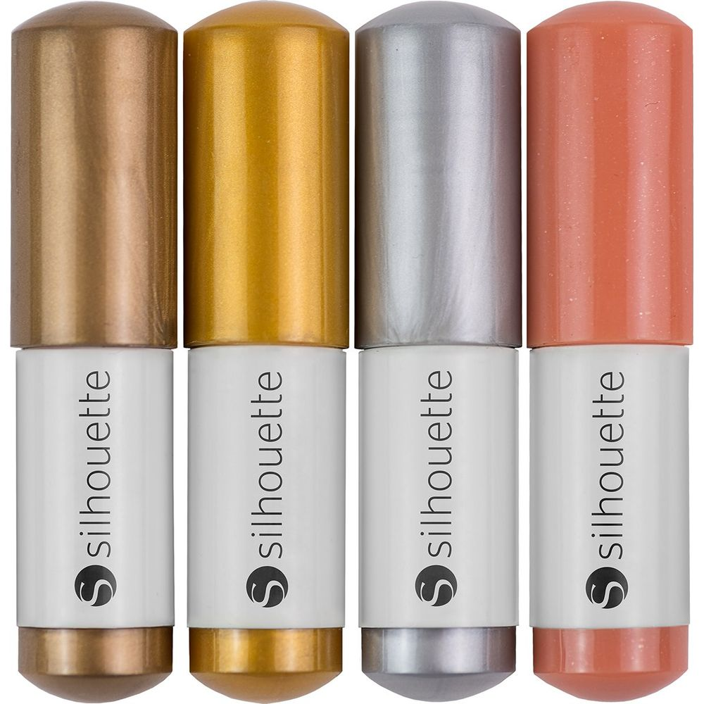 Vier Stifte in den Farben Bronze, Gold, Silber und Koralle mit weißen Etiketten.
