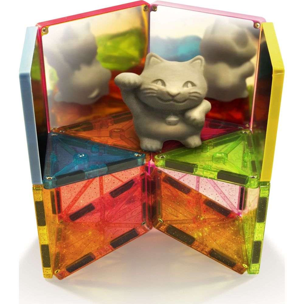 Figurine de chat grise salue sur des blocs magnétiques colorés devant des miroirs.