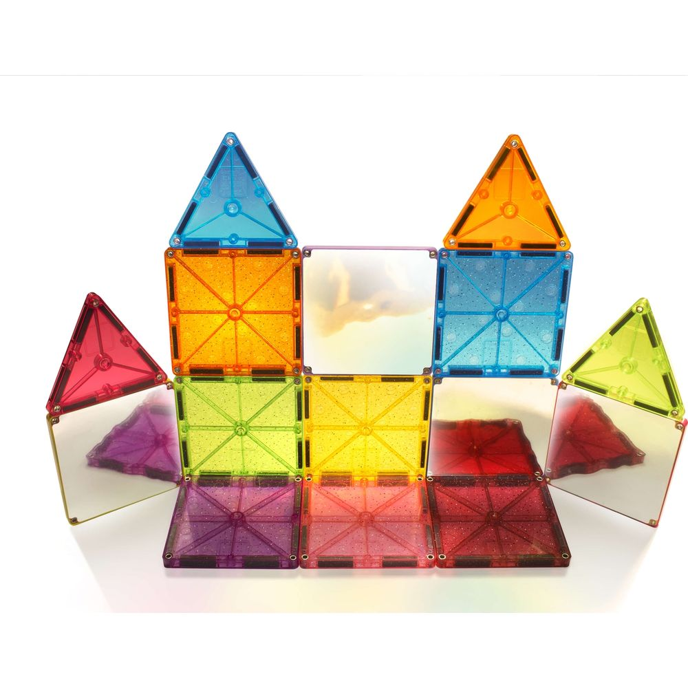 Tuiles magnétiques colorées, certaines avec des miroirs, forment une silhouette de château.