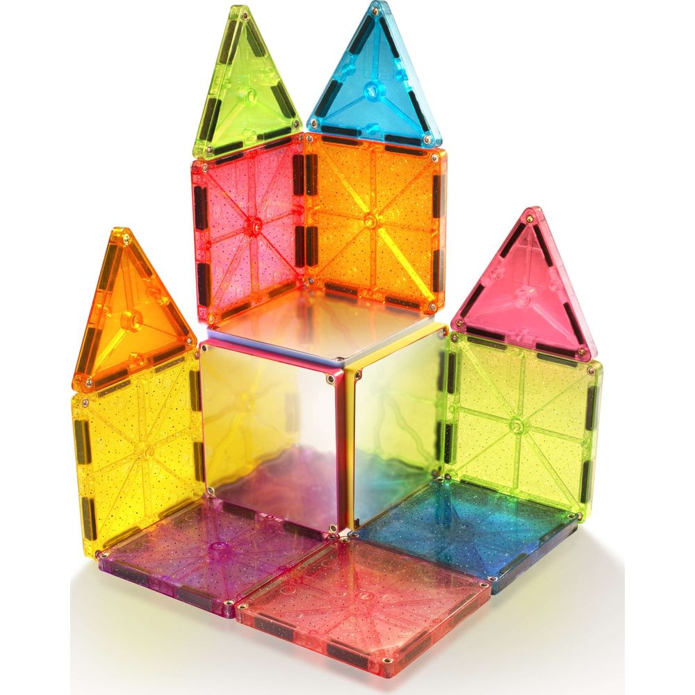 Blocs de construction magnétiques colorés formant une structure de château.