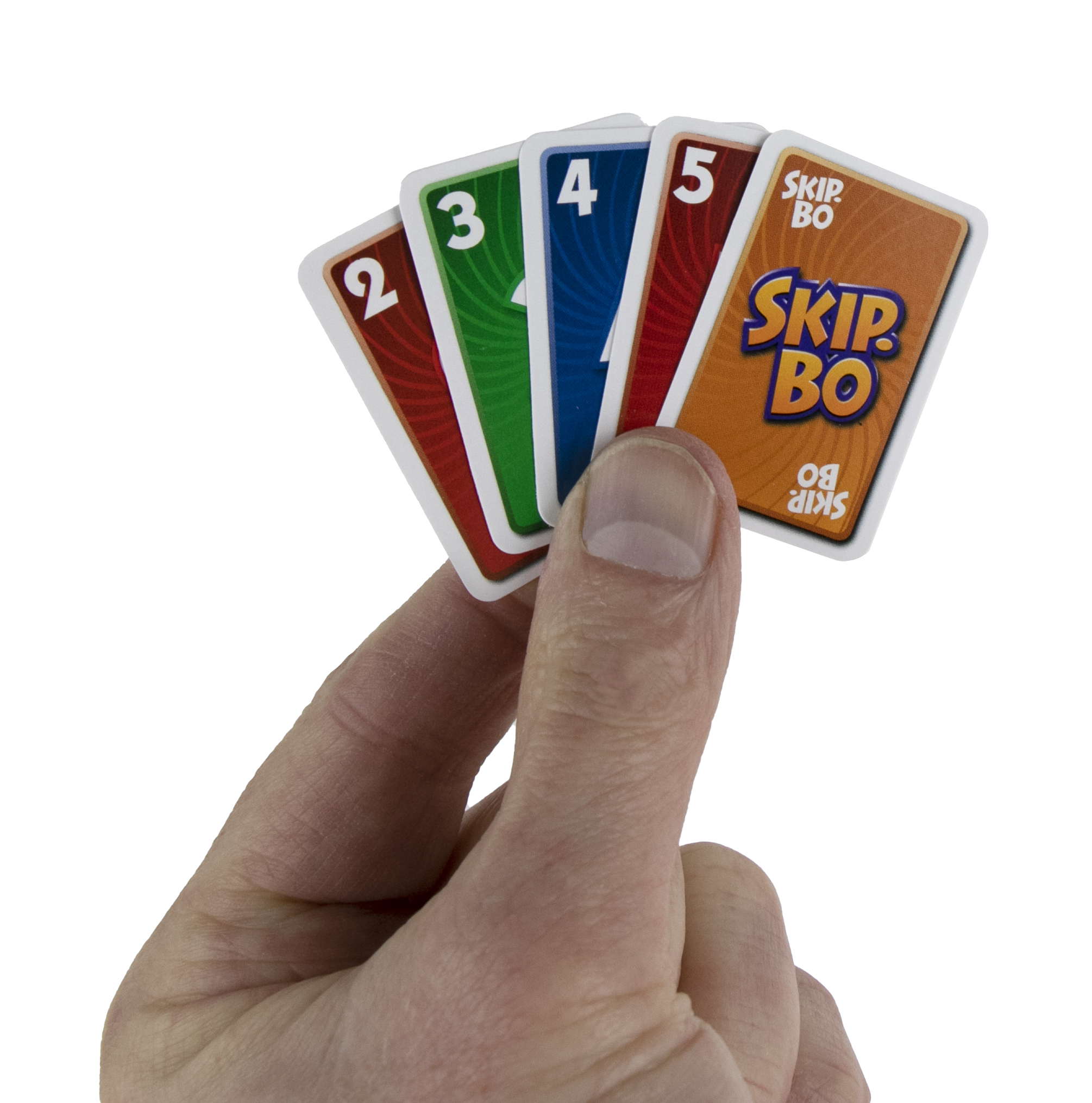 Hand hält Skip-Bo-Karten: 2 rot, 3 grün, 4 blau, 5 rot und Skip-Bo-Karte.