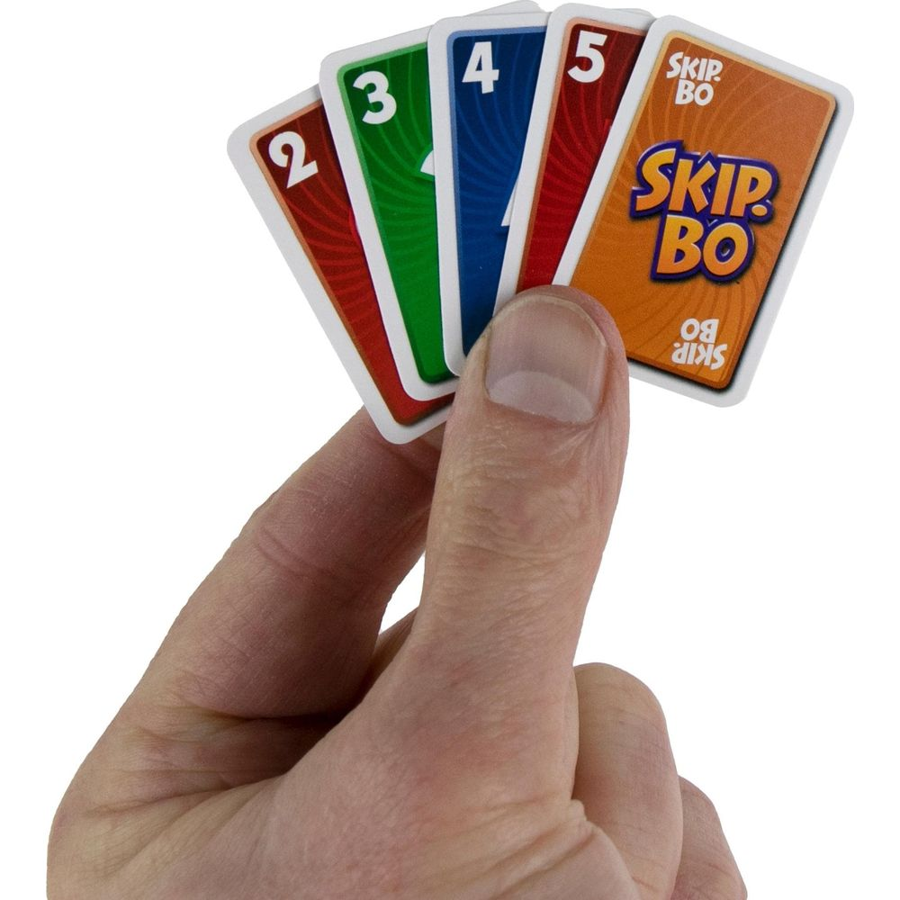 Eine Hand hält Skip-Bo-Spielkarten: 2 rot, 3 grün, 4 blau, 5 rot, Skip-Bo.