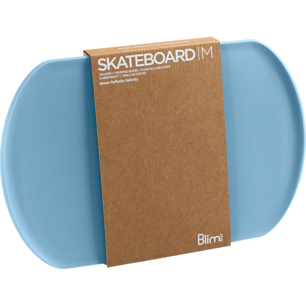 Ein hellblaues Skateboard-förmiges Schneidebrett mit brauner Verpackung.