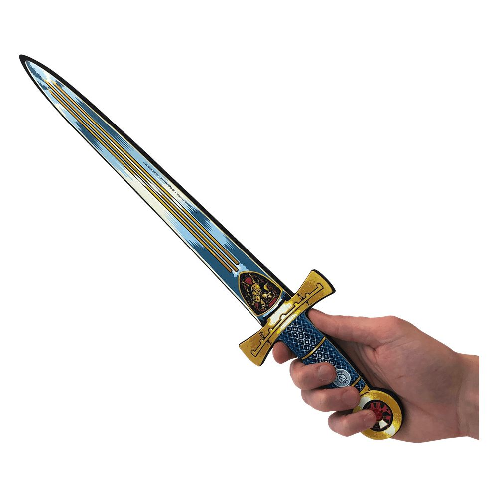 Una mano tiene una spada giocattolo con manico blu e guardia dorata.