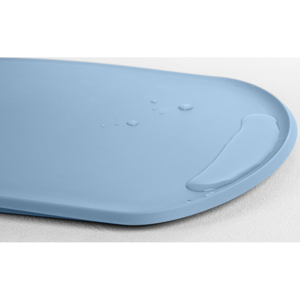 Eine blaue Matte mit Wassertropfen und einer größeren Wasseransammlung.
