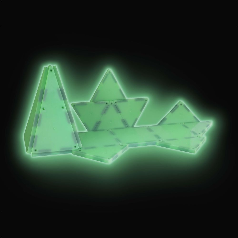 Triangles et carrés verts lumineux assemblés sur fond noir.