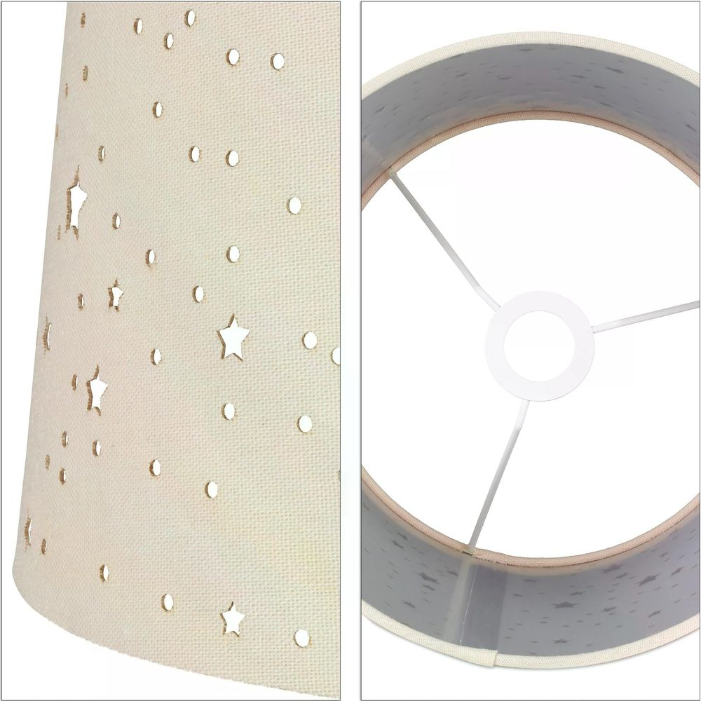 Beige Lampenschirm mit Stern- und Lochmuster, innen mit Metallrahmen.
