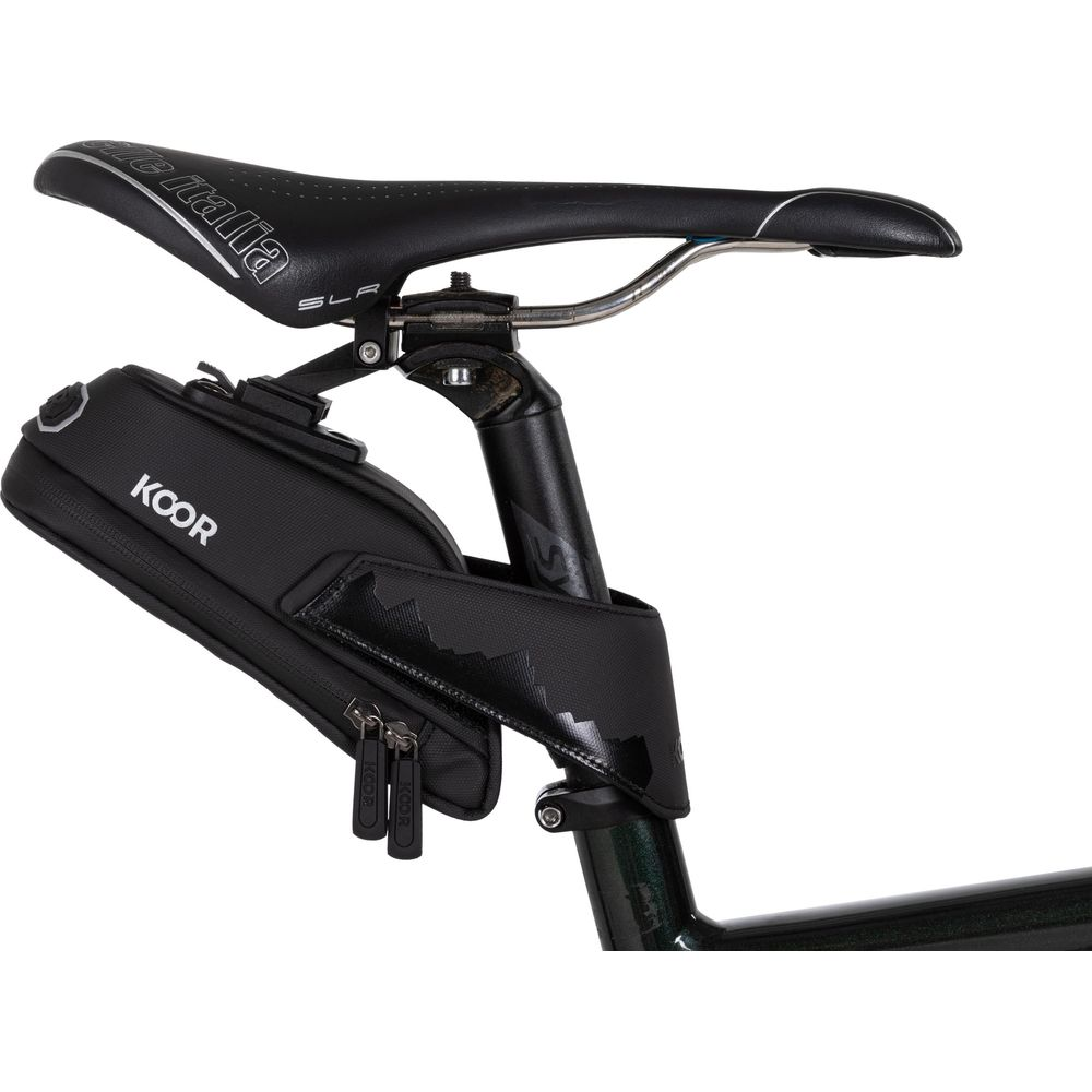 Schwarze Fahrradtasche unter einem schwarzen Sattel mit „Selle Italia“-Logo.