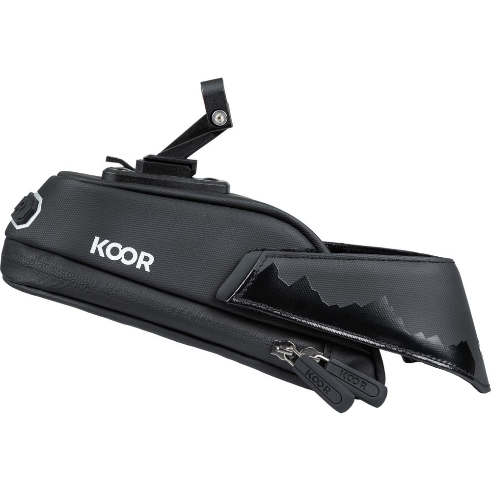 Schwarze Fahrradtasche mit Koor-Logo und Bergmotiv.