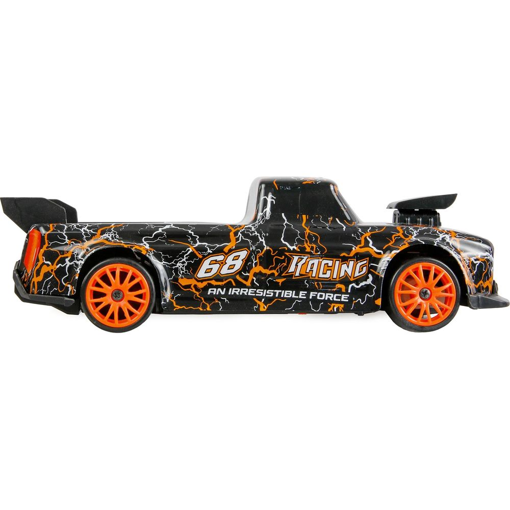 Schwarzes Spielzeugauto mit orangeroter Blitzmusterung, Nummer 68.
