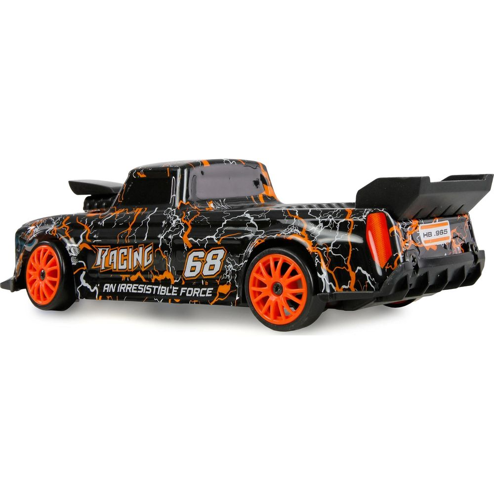 Schwarzes RC-Auto mit Orangen Felgen, Blitzmuster und Flügel.