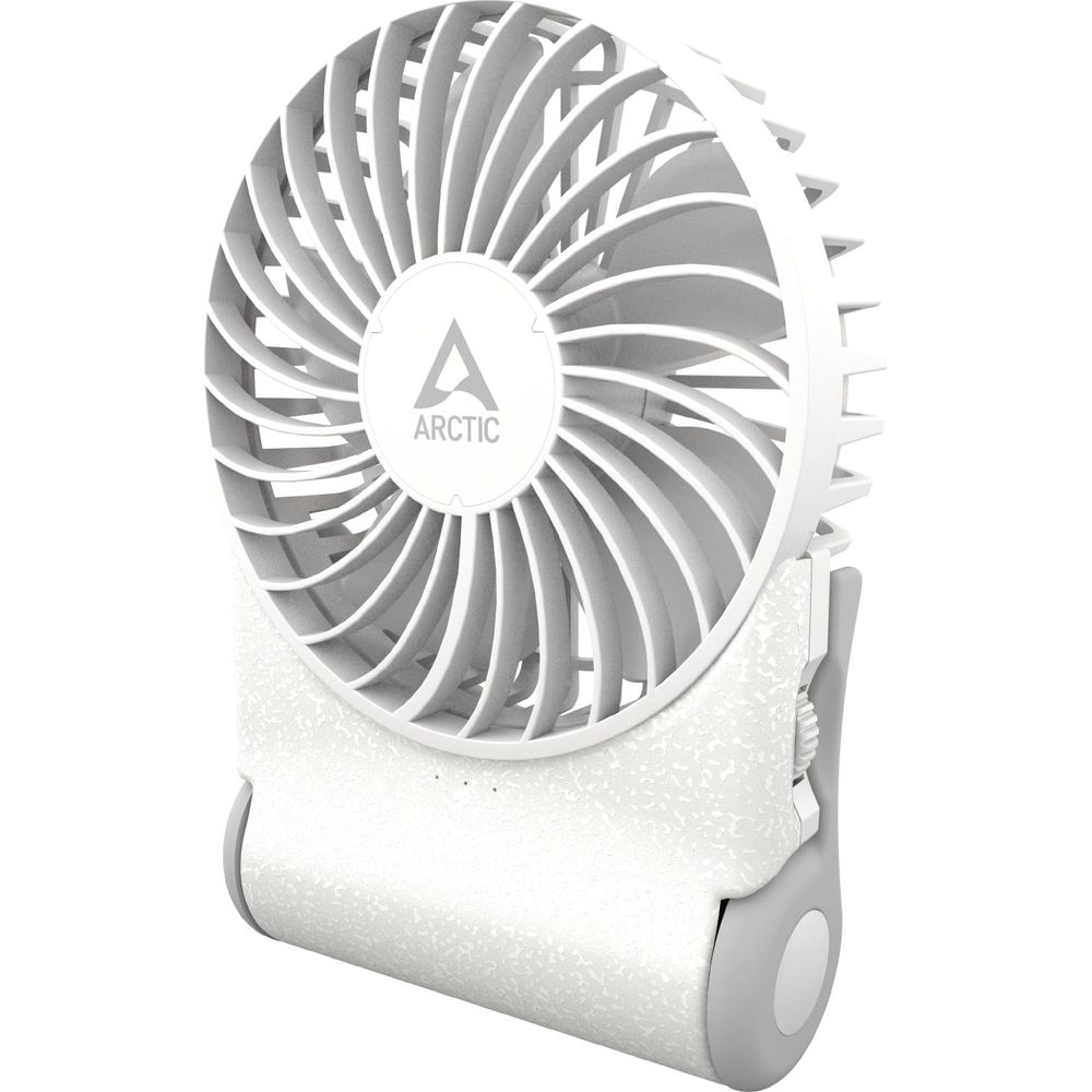 Un ventilatore portatile bianco con base testurizzata e griglia circolare. Il logo Arctic è visibile.