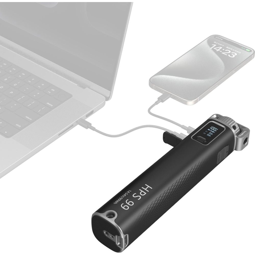 Une batterie externe noire connecte un ordinateur portable et un téléphone, avec adaptateur.