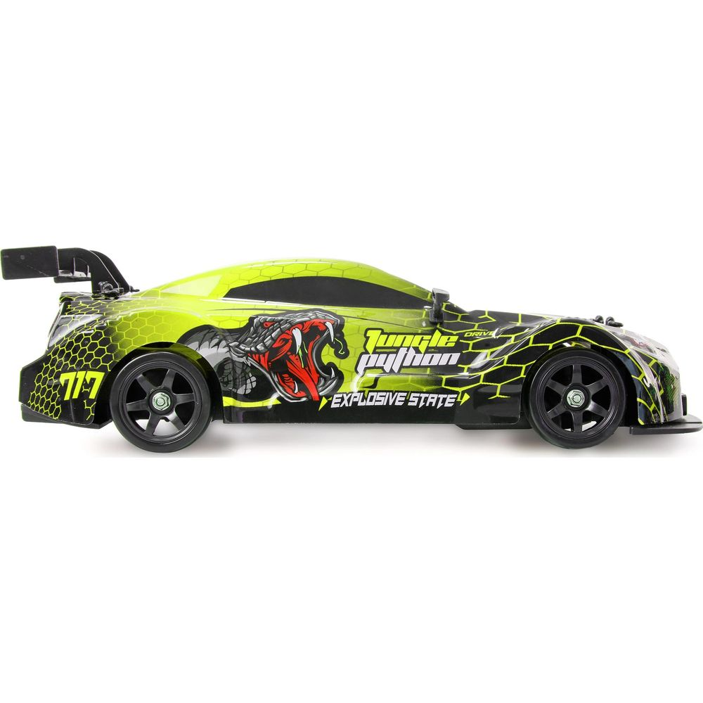 Un coche RC verde y negro con gráficos de serpiente y alerón.