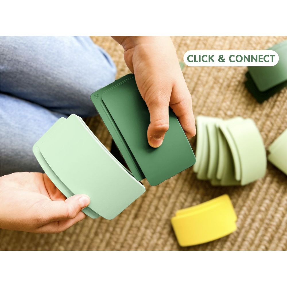 Mani collegano carte verdi e verde chiaro su un tappeto.