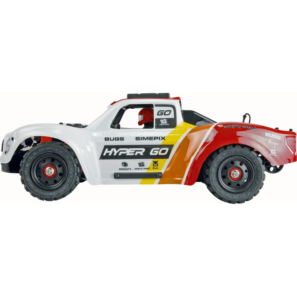 Weißer RC-Truck mit roten und gelben Akzenten, schwarze Räder, auf weißem Hintergrund.