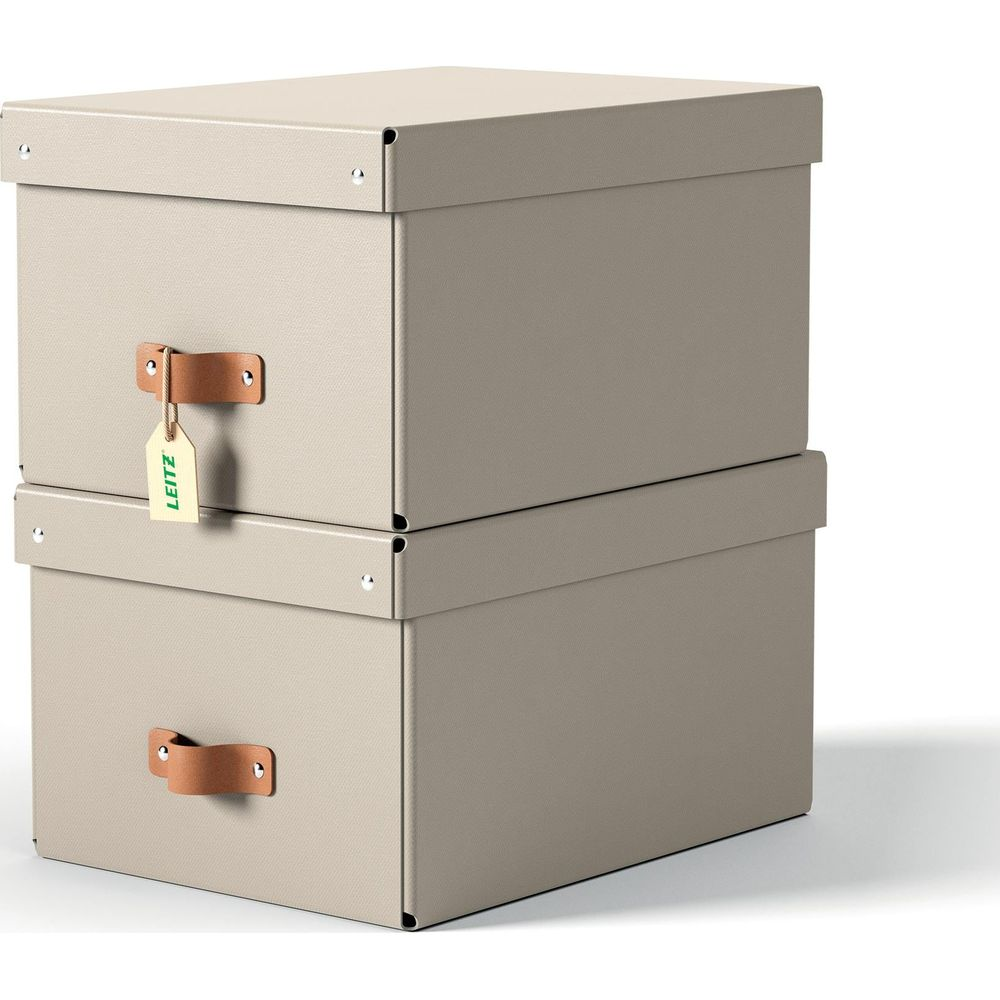 Zwei gestapelte beige Aufbewahrungsboxen mit braunen Ledergriffen. Die obere Box hat ein Leitz-Etikett.