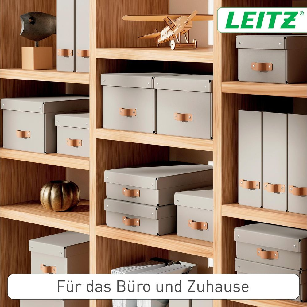 Graue Aufbewahrungsboxen und Aktenordner auf Holzregalen. Ein Spielzeugflugzeug und eine Fischskulptur.