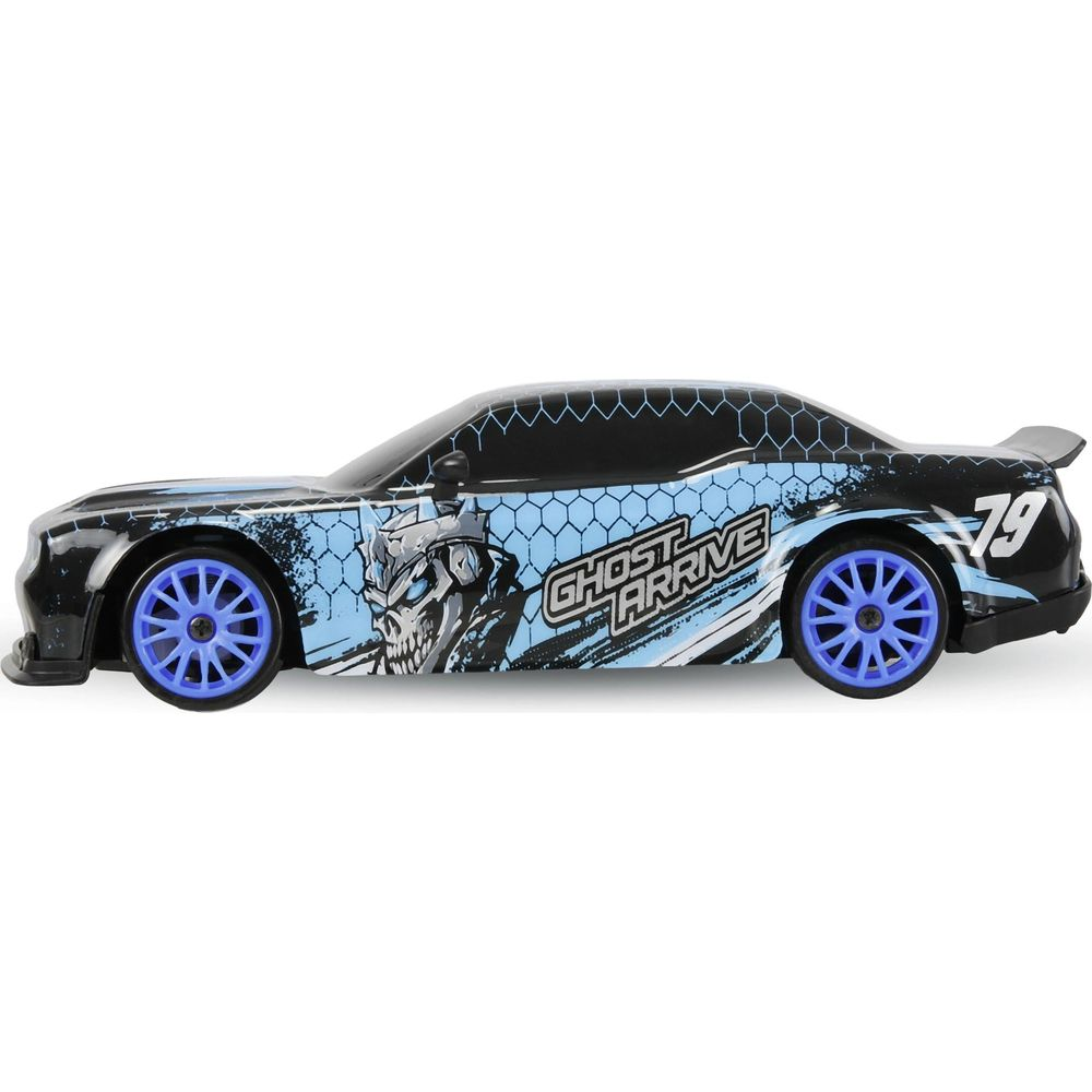 Schwarzes Spielzeugauto mit Totenkopf-Aufdruck, blauen Felgen und Nr. 79.