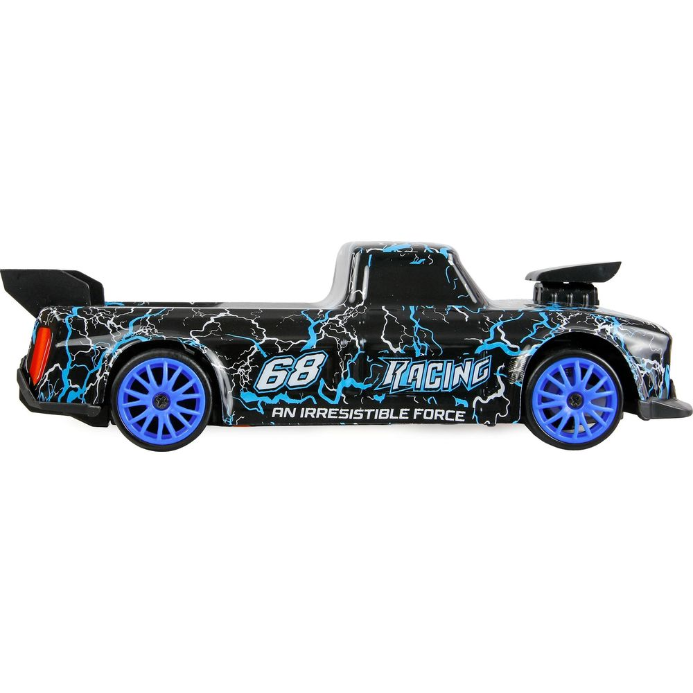 Schwarzes Spielzeugauto mit blauen Blitzen, Nummer 68, blaue Räder.