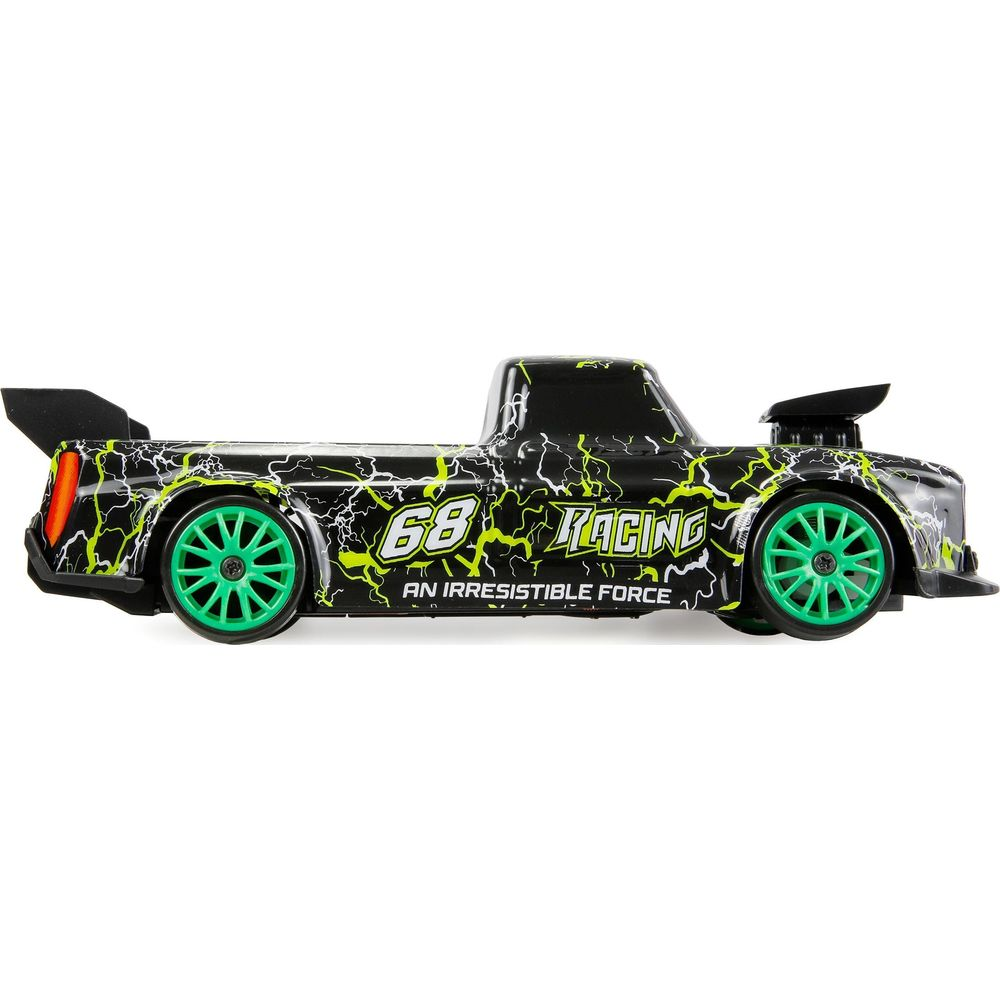Ein schwarzes Rennauto mit grünen Blitzen, Nummer 68, grüne Felgen.