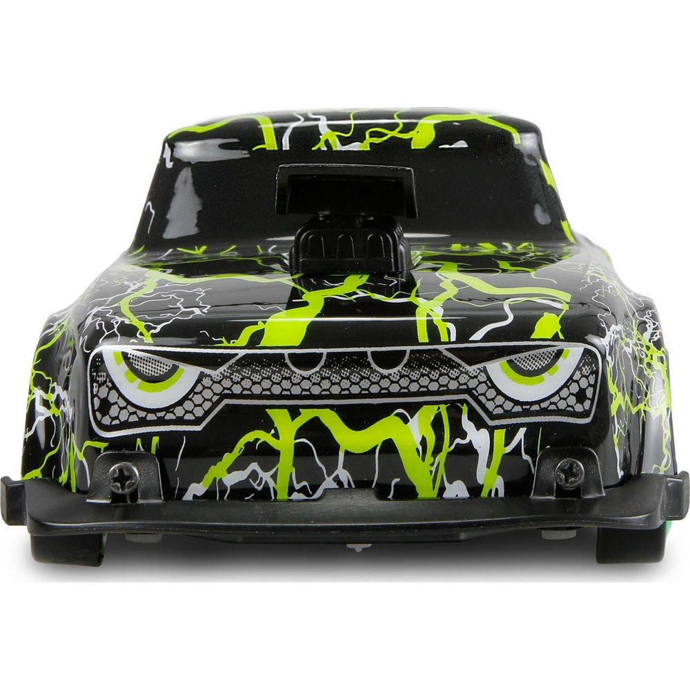 Ein schwarzes RC-Auto mit grünen Blitzen und einem aufgesetzten Motor.