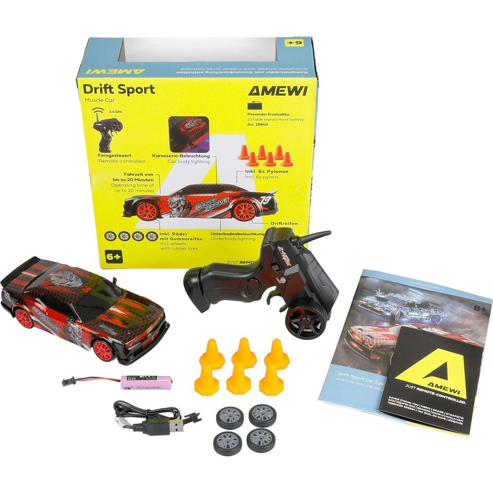 Ein ferngesteuertes Drift-Sport-Auto mit Zubehör, darunter Pyloen, Räder und Fernbedienung.