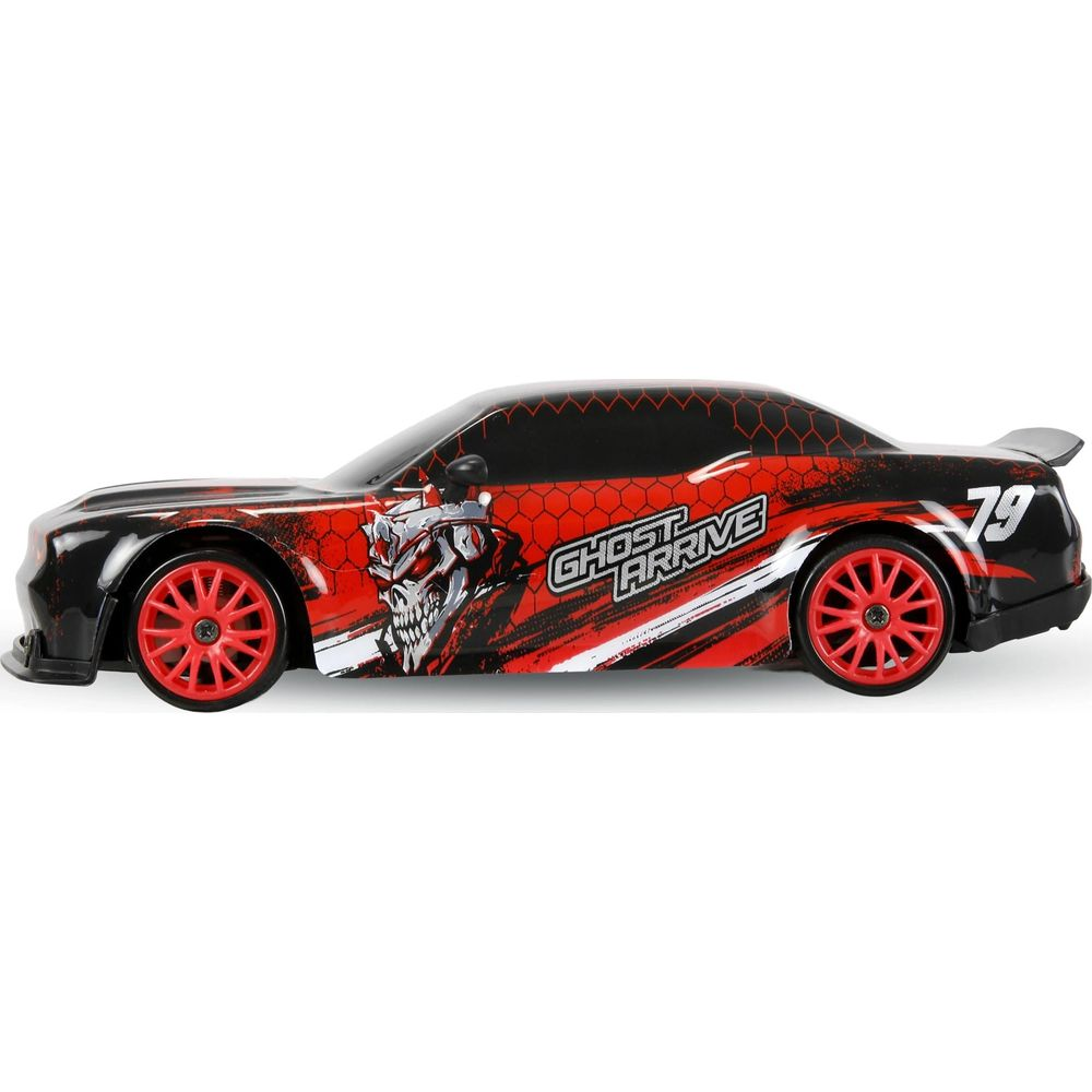 Schwarzes ferngesteuertes Auto mit Totenkopf-Design und roten Felgen.