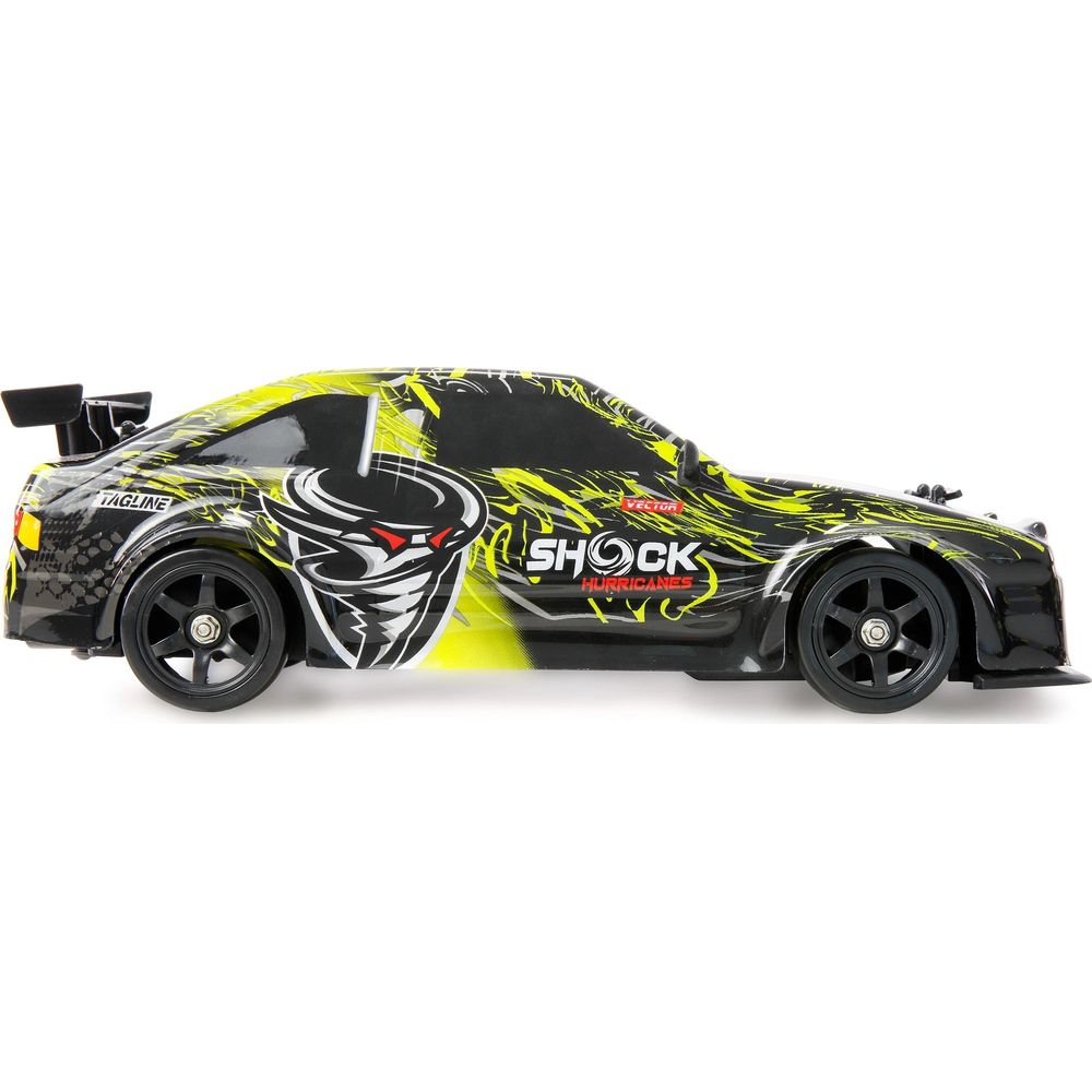 Un coche teledirigido negro con gráficos amarillos y blancos y un alerón.