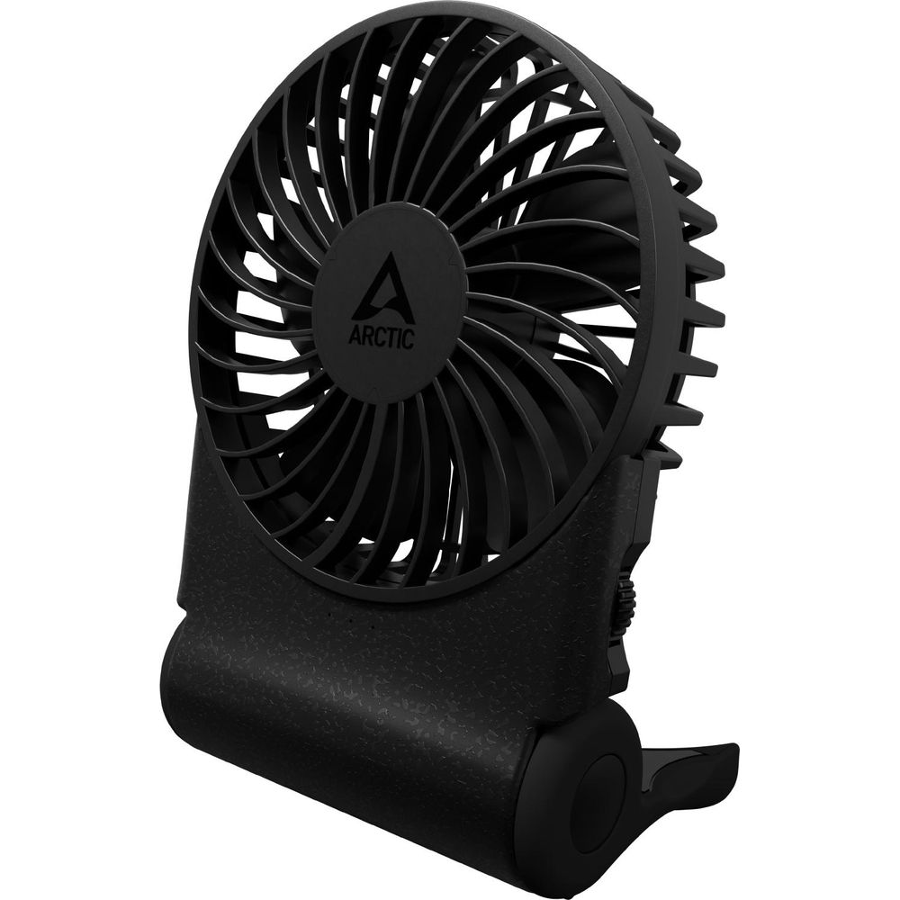 Ein schwarzer tragbarer Ventilator mit dem ARCTIC-Logo auf dem Rotor.