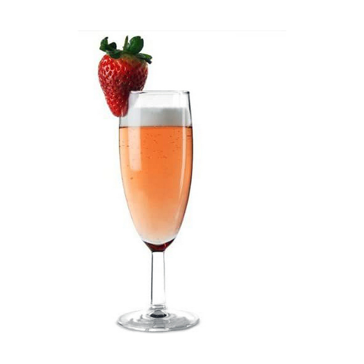 Ein Glas Sekt mit Erdbeere garniert auf weißem Hintergrund.