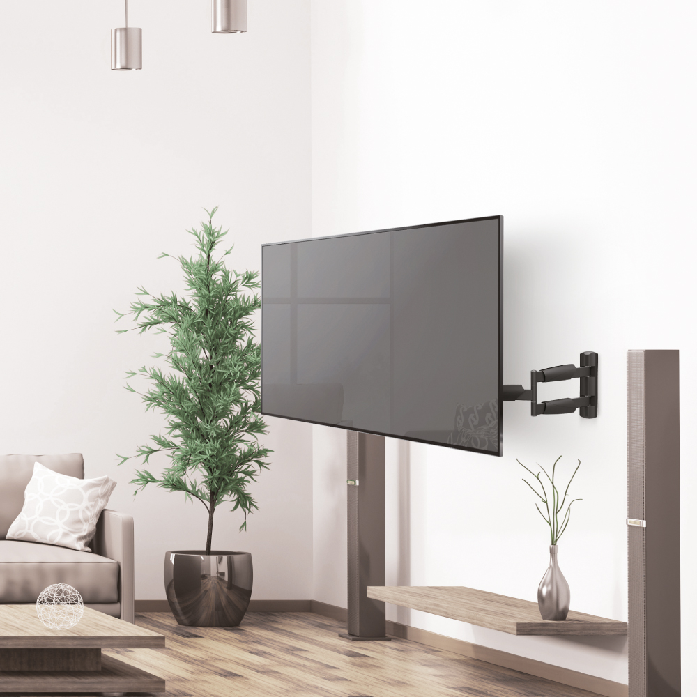 Ein modernes Wohnzimmer mit einem großen, an einer Wandhalterung montierten Fernseher, einem Sofa und einer Pflanze.