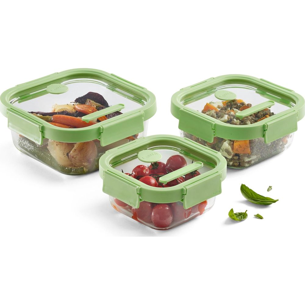 Tre contenitori trasparenti con coperchio verde, pieni di cibo.