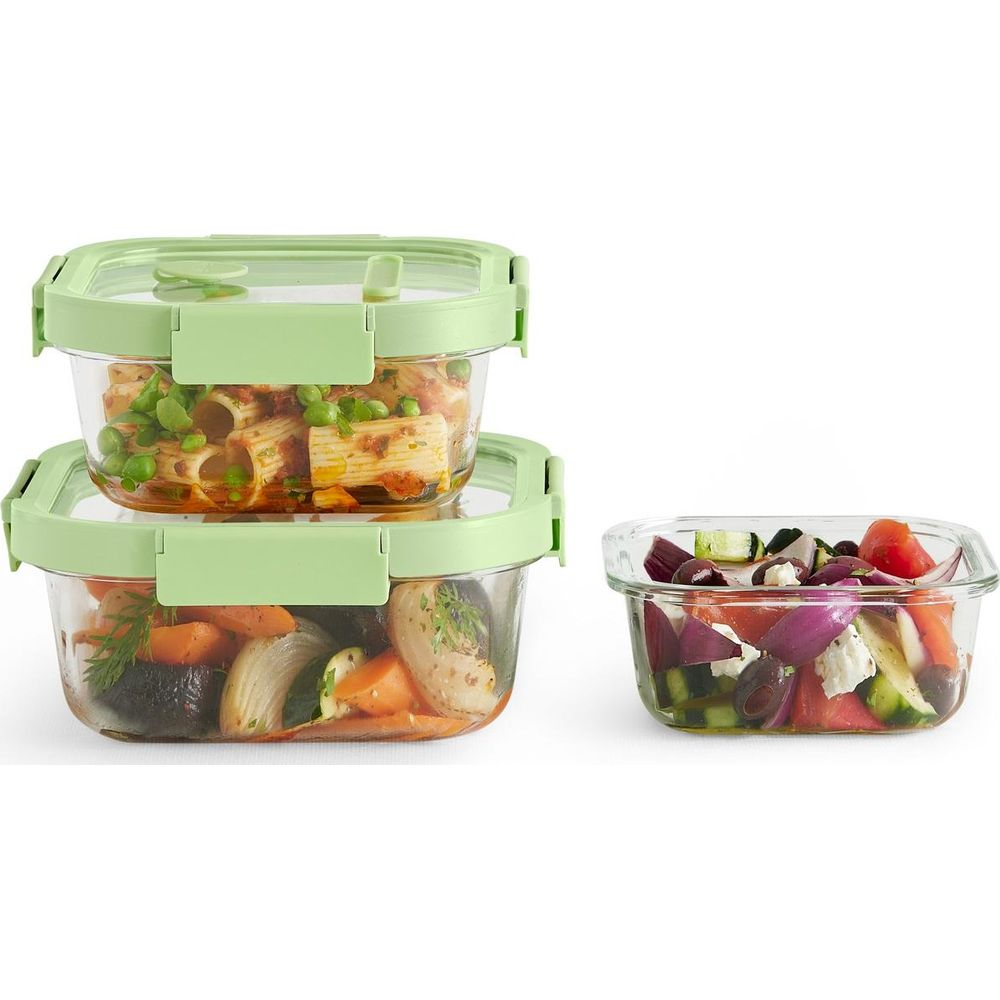 Tre contenitori in vetro per alimenti: pasta con piselli, verdure arrosto e insalata.