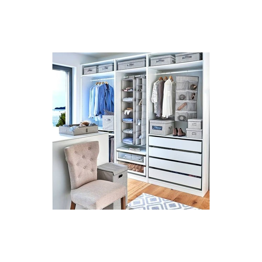 Organisierter Schrank mit Kleidung an Kleiderbügeln, Regalen, Schubladen und einem Stuhl.