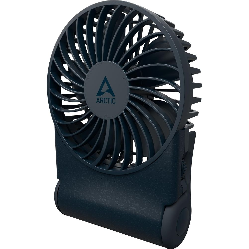 Un piccolo ventilatore scuro con pale blu e logo.