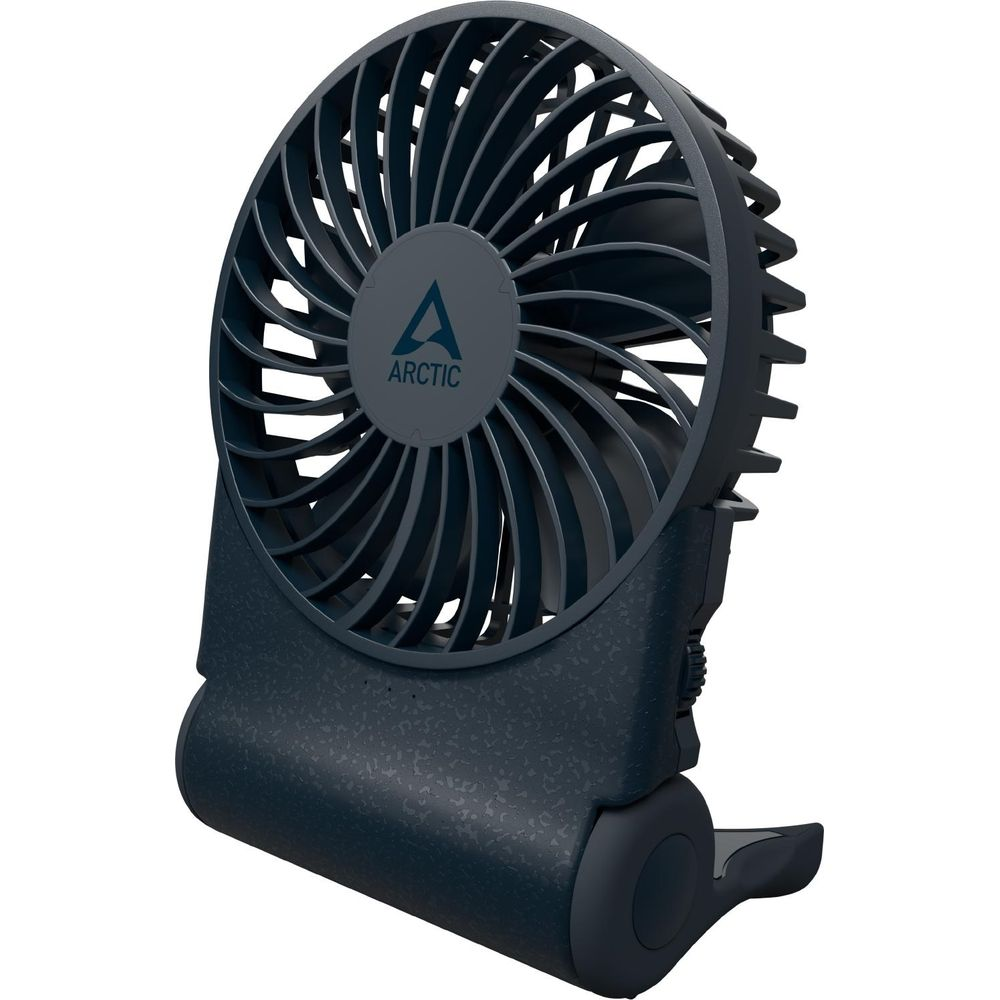 Un ventilatore portatile scuro con supporto rotante e logo Arctic.