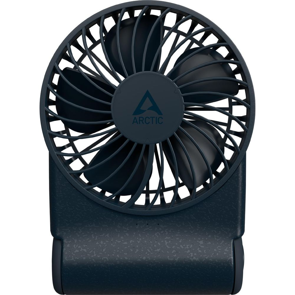 Un ventilatore portatile blu scuro con logo ARCTIC sulla griglia.